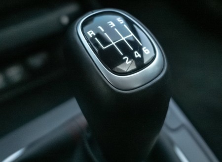 Sí, existe una transmisión manual con palanca de cambios, pero sin pedal de clutch: así funciona