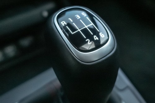 Sí, existe una transmisión manual con palanca de cambios, pero sin pedal de clutch: así funciona