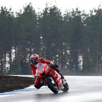 Los probadores de MotoGP estrenan bajo la lluvia el Kymiring finlandés a un año de su debut