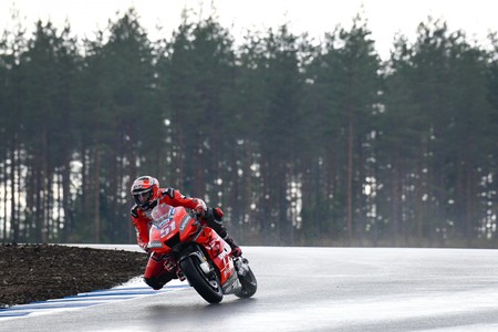 Los probadores de MotoGP estrenan bajo la lluvia el Kymiring finlandés a un año de su debut
