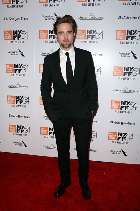 Robert Pattinson se reinventa, de ídolo adolescente a actor serio, respetado (y elegante)
