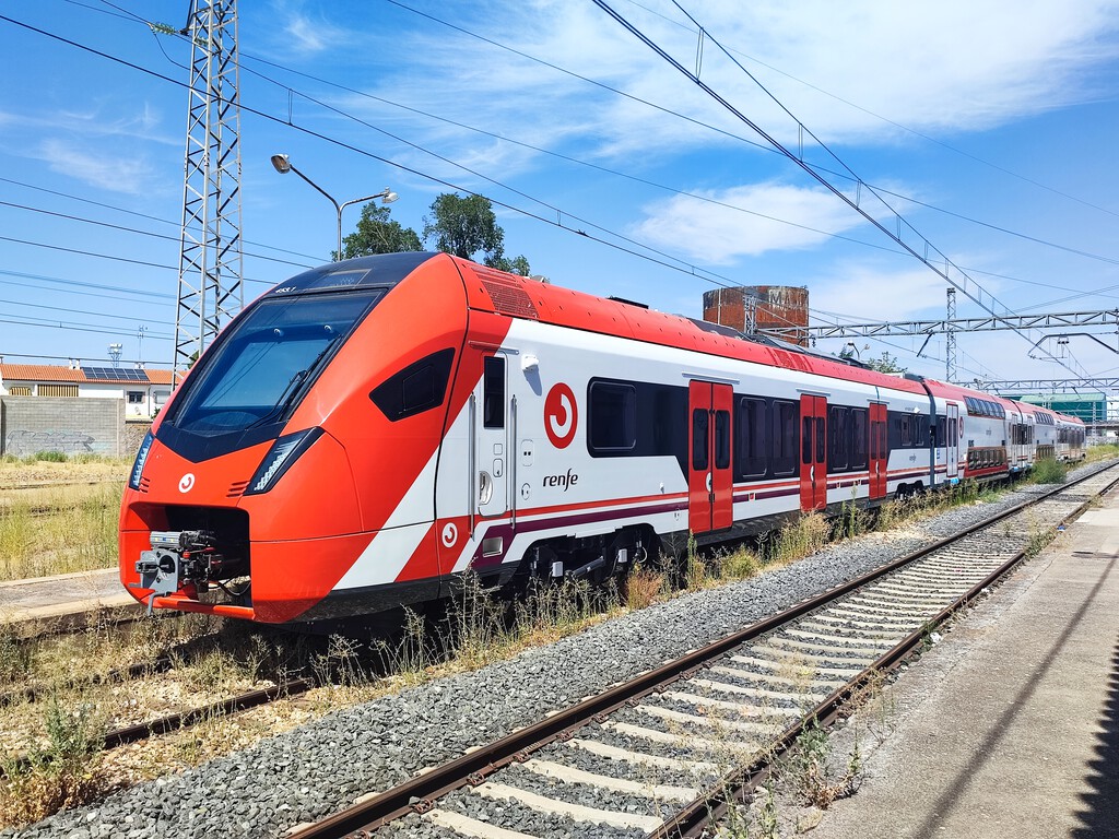 Trenes de 200 metros y dos pisos: el plan del Gobierno para que el Cercanías más usado de España deje de ser un caos