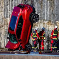 Crash-test extremo: Volvo está lanzando sus coches desde una grúa para que los equipos de rescate mejoren sus técnicas