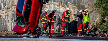 Crash-test extremo: Volvo está lanzando sus coches desde una grúa para que los equipos de rescate mejoren sus técnicas