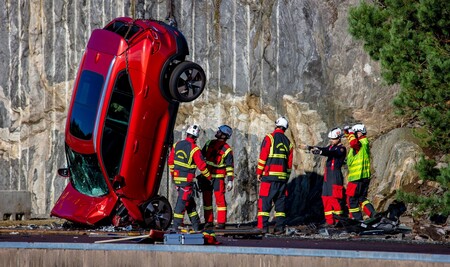 Crash-test extremo: Volvo está lanzando sus coches desde una grúa para que los equipos de rescate mejoren sus técnicas