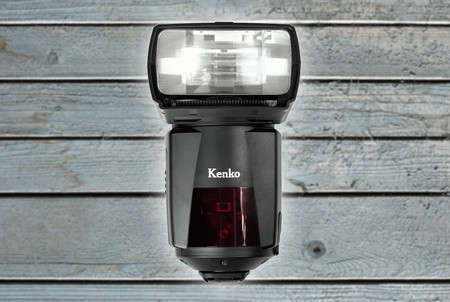 Kenko AI Flash AB600-R, un accesorio electrónico inteligente que mueve automáticamente su cabezal para lograr la mejor iluminación