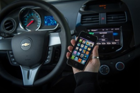 Apple registra una patente que impediría manejar el móvil mientras conduces
