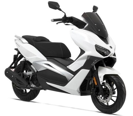 El Keeway Vieste 300 es un nuevo maxiscooter asequible con arranque sin llave, puños calefactables y 23 CV, por 3.799 euros