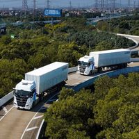 China ya tiene alternativa a la escasez de camioneros: camiones eléctricos autónomos en convoy, con un solo conductor al mando de cinco vehículos