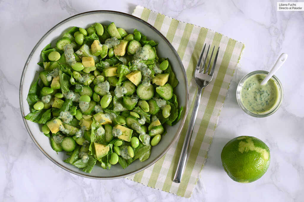 La ensalada que salvará tus cenas de verano se prepara en 15 minutos con pepino, aguacate y edamame