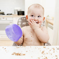 Los pediatras advierten: calentar plásticos en el microondas o lavarlos en el lavavajillas puede contaminar la comida de nuestros hijos