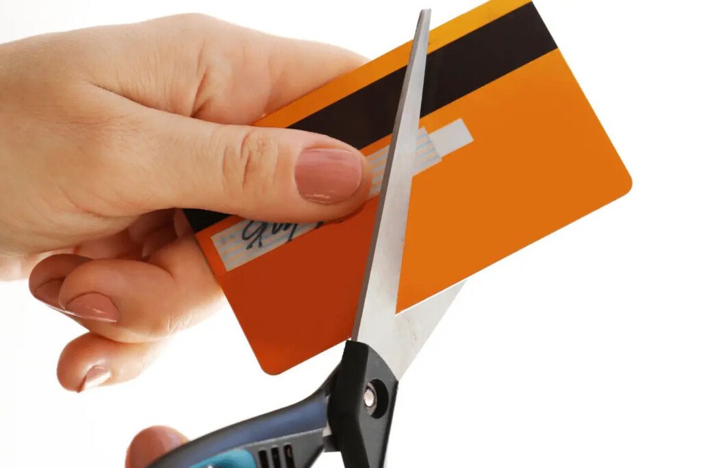 Cada vez más personas en México cancelan sus tarjetas de crédito por una sencilla razón: no quieren más deudas