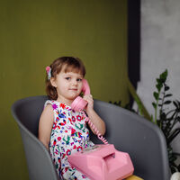 Ni tablets ni smartphones: algunos padres apuestan por el teléfono fijo para retrasar el uso de pantallas 