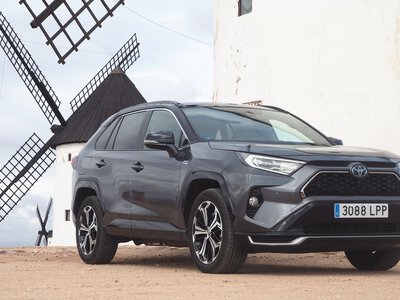 Probamos, enchufamos y juzgamos al mejor de los acabados del Toyota RAV4 Plug-in