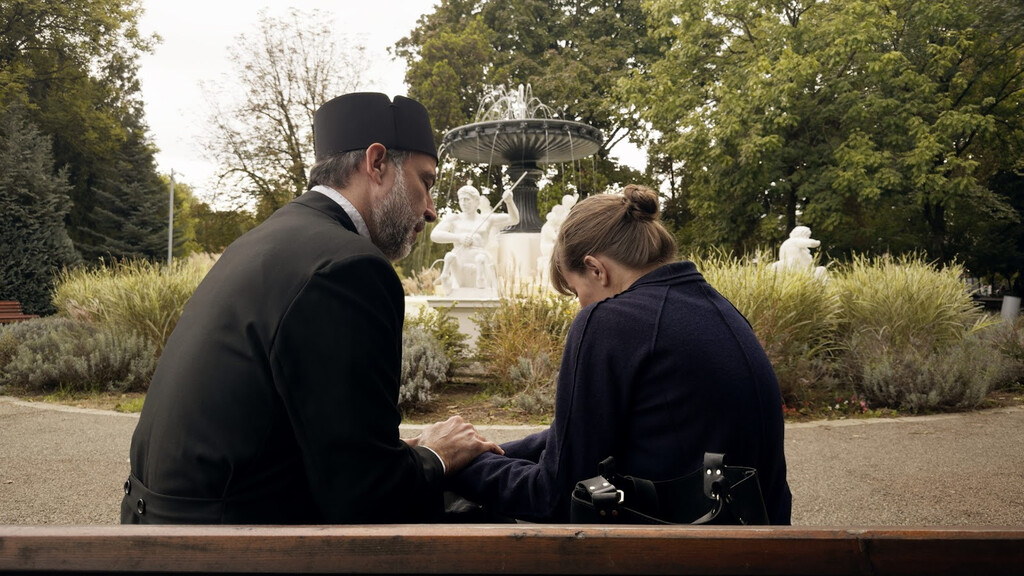 La comedia más singular del año viene de Rumanía y nadie debería perdérsela. ‘Kontinental ‘25’ es una sátira estupenda con política y dinosaurios