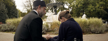 La comedia más singular del año viene de Rumanía y nadie debería perdérsela. ‘Kontinental ‘25’ es una sátira estupenda con política y dinosaurios 