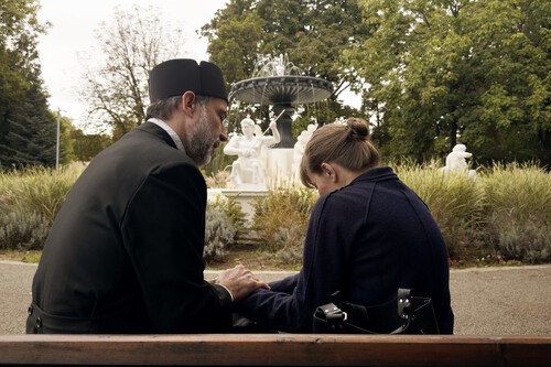 La comedia más singular del año viene de Rumanía y nadie debería perdérsela. ‘Kontinental ‘25’ es una sátira estupenda con política y dinosaurios 