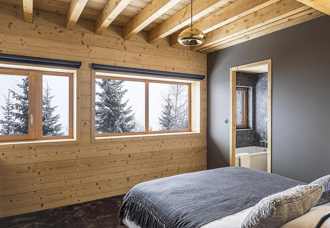 Un hermoso chalet tradicional en el exterior y moderno en el interior