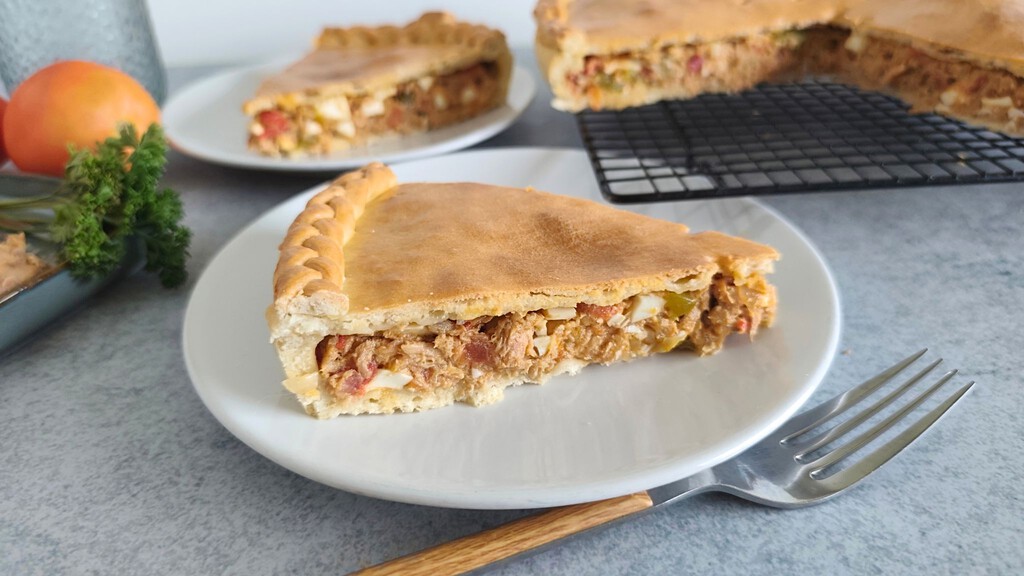 Tarta de atún, la empanada argentina con un relleno bien jugoso