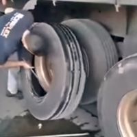 ¿Cansado de esperar? En este taller te cambian las ruedas del camión en un minuto, literalmente