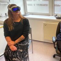 Adiós a explicar operaciones a bolígrafo. Este hospital te pone las Vision Pro para enseñarte tu propio cuerpo