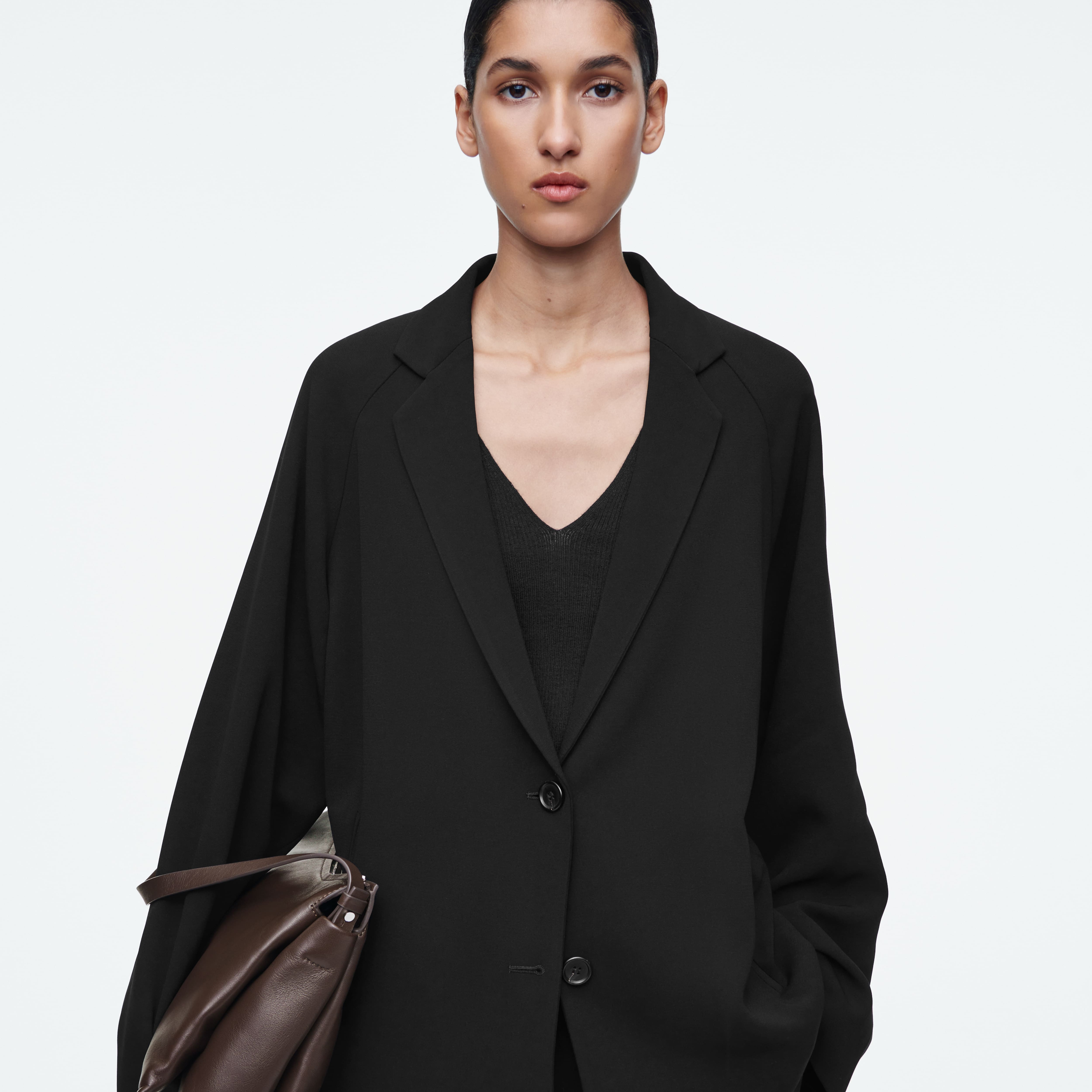 COS
BLAZER OVERSIZE FLUIDO DE BOTONADURA SENCILLA