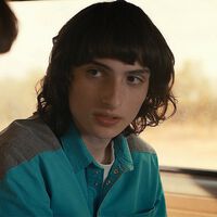 Todas las temporadas de Stranger Things empiezan igual y no sé si es un chiste o falta de ideas. Me gusta pensar que es una referencia a Alicia en el País de las Maravillas  