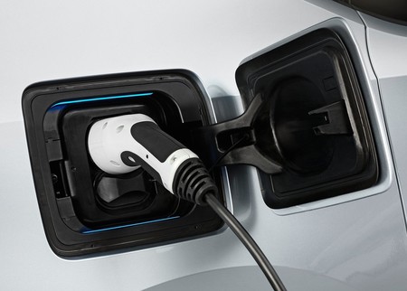 BMW prepara estaciones para cargar tu coche eléctrico al 100% en 15 minutos
