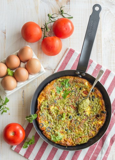 Receta de frittata de tomates, queso feta y olivas negras. Una deliciosa cena ligera en menos de 20 minutos