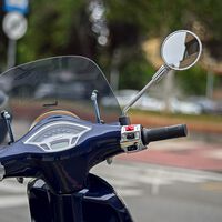 Así es el "truco" de los retrovisores: si ves que giraron el espejo de tu moto, cuidado: podrían querer robártela