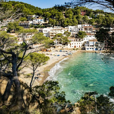 Una cala de ensueño escondida en la Costa Brava que lo tiene todo, naturaleza, casas blancas y aguas turquesas