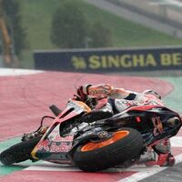 Marc Márquez corrió infiltrado en Austria y estuvo peleando por la victoria hasta que se cayó en la lluvia 
