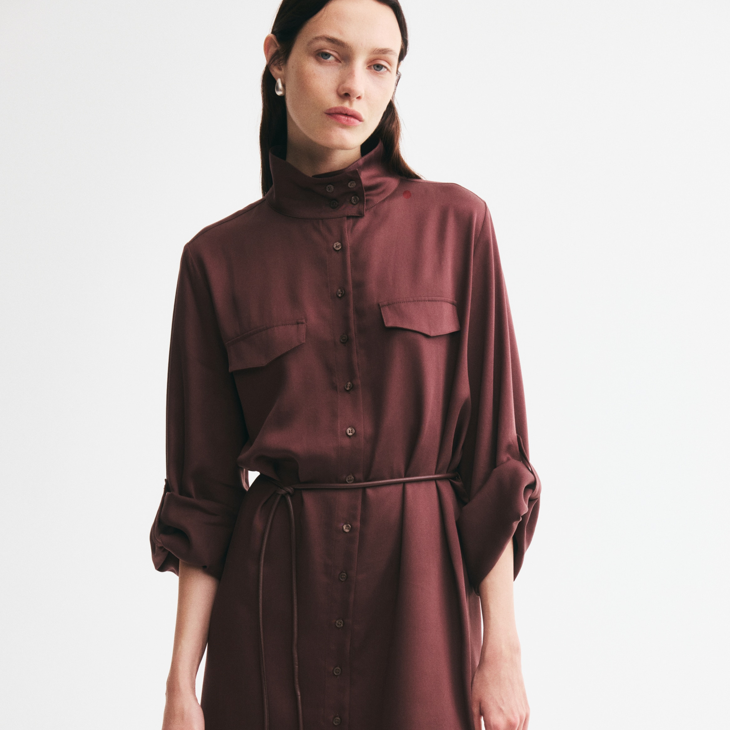 Vestido camisero con cuello chimenea