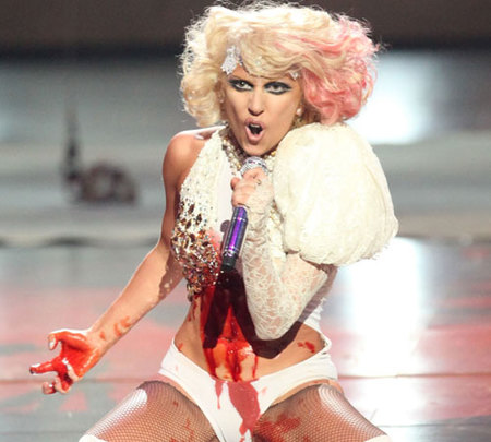 Acusan a Lady Gaga de inducir al suicidio