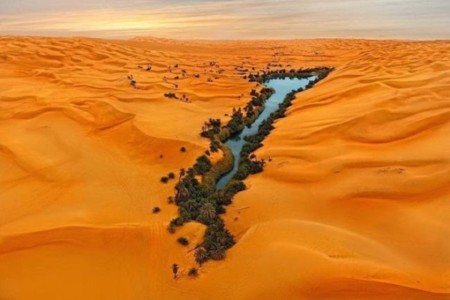 Los cristalinos lagos del mar de dunas de Ubari que matan de sed a quien los beba