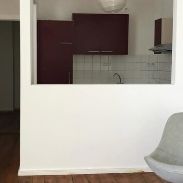 Se mudó a una casa de alquiler con una cocina horrible. Como no podía hacer reformas, la transformó con un cambio radical con soluciones reversibles por 220 euros 