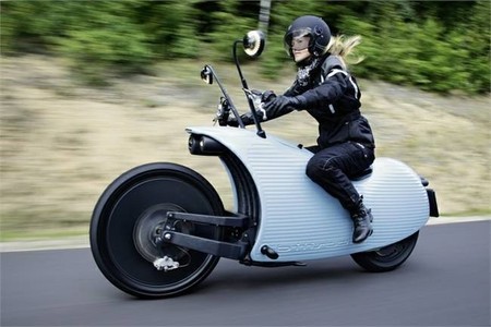 Una motocicleta eléctrica de diseño futurista con una autonomía de 200 kilómetros