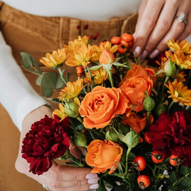 Disfruta de una bebida calientita y pan de muerto en el Taller Floral de otoño en Aquelarre Café en este lugar de México
