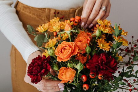 Disfruta de una bebida calientita y pan de muerto en el Taller Floral de otoño en Aquelarre Café en este lugar de México