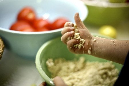 Cinco maneras de inculcarle buenos hábitos de alimentación a tus hijos