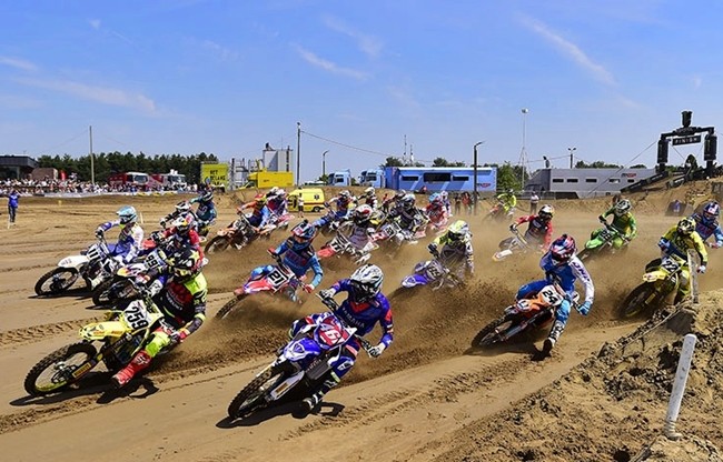 Shaun Simpson y Max Anstie vuelan sobre las dunas de Lommel 