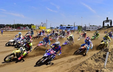 Shaun Simpson y Max Anstie vuelan sobre las dunas de Lommel