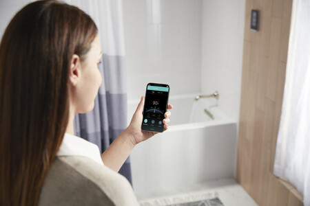 Estos dispositivos de Kohler te llevan el spa a casa y preparan tu baño ideal con la voz vía Alexa o el Asistente de Google