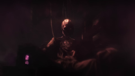 Warhammer 40K llevaba 14 años sin mostrarlo, pero algo ha cambiado. Si paras en el minuto 00:13 el último tráiler, podrás ver al Emperador