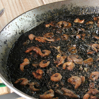 La receta más fácil del clásico arroz negro (con calamares, sepia, choco o alioli)