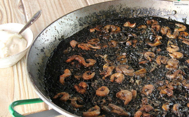 La receta más fácil del clásico arroz negro (con calamares, sepia, choco o alioli)