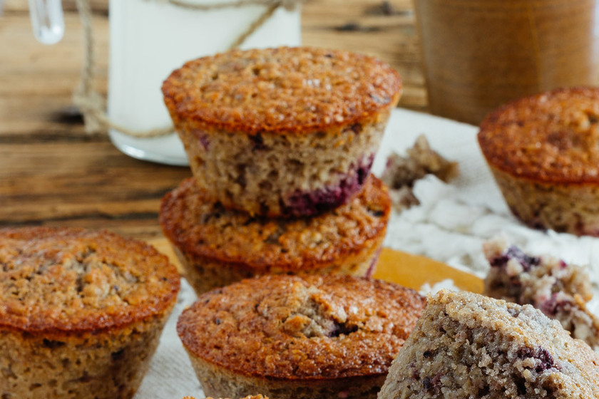 Muffins de avena y frutas rojas. Receta de postre