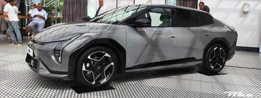 Conocemos el nuevo Kia EV4, un coche eléctrico que al fin es diferente y pretende dar guerra a Tesla con una receta muy sencilla: no parecerse a Tesla