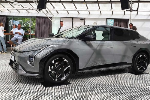 Conocemos el nuevo Kia EV4, un coche eléctrico que al fin es diferente y pretende dar guerra a Tesla con una receta muy sencilla: no parecerse a Tesla