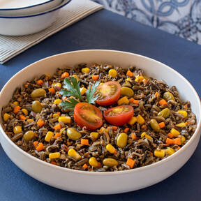 Esta ensalada de arroz es perfecta para dar salir a casi cualquier resto que tengas en la nevera